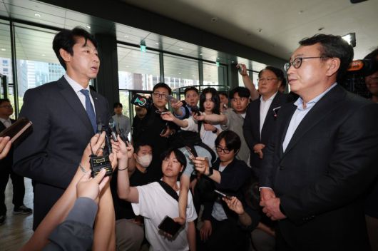 국회 과학기술정보방송통신위원회 소속 이훈기 더불어민주당 의원(왼쪽)이 5일 최태원 SK그룹 회장에게 SK텔레콤 해킹 사태에 따른 위약금 면제를 요청하기 위해 서울 종로구 SK서린빌딩을 방문한 뒤 유영상 SK텔레콤 대표와 대화를 하고 있다. 뉴시스