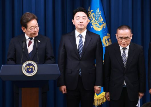 이재명 대통령이 지난 4일 서울 용산 대통령실 청사에서 새 정부 첫 인사 발표를 하고 있다. 오른쪽부터 위성락 안보실장, 강훈식 비서실장. 대통령실통신사진기자단