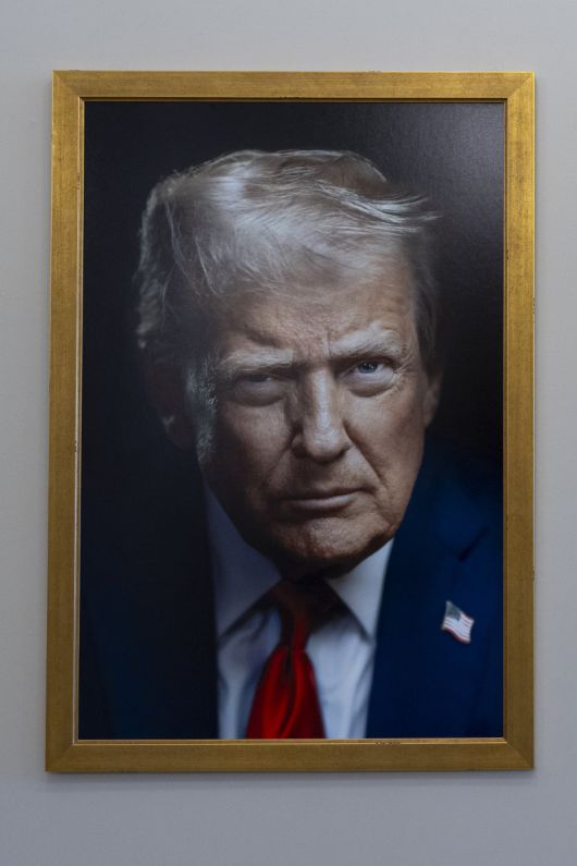 도널드 트럼프 미국 대통령이 밀어붙이고 있는 대규모 감세와 재정확대가 포함된 재정법은 미 재정적자를 10년 동안 2조4000억달러 더 늘리게 될 것이라고 미 의회예산국(CBO)이 4일(현지시간) 경고했다. 백악관과 공화당은 이에 발끈해 CBO 해체 카드까지 꺼내들었다. AP 뉴시스