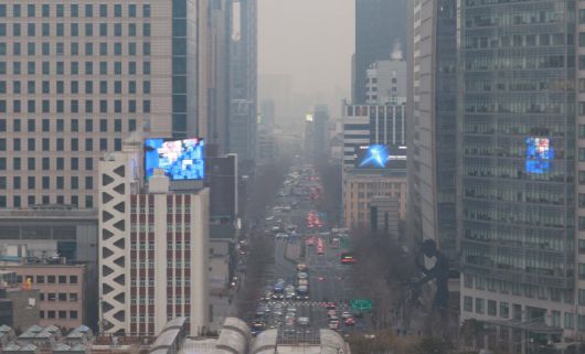 서울 종로구 한 빌딩에서 바라본 서울 도심 모습.