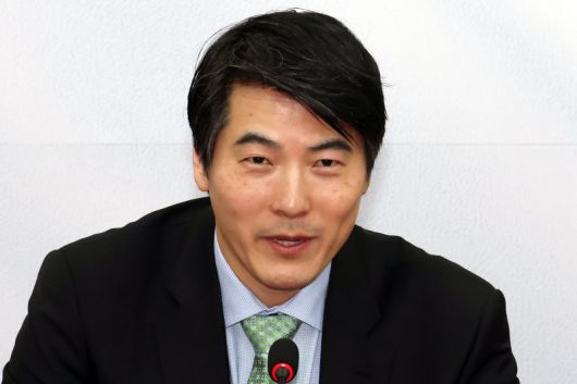 [서울=뉴시스] 조성우 기자 = 제이슨 권 오픈AI 최고전략책임자(CSO)가 26일 오후 서울 여의도 국회를 찾아 최형두 국민의힘 선대위 AI과학정책본부장을 만나 발언하고 있다. 2025.05.26. xconfind@newsis.com <저작권자ⓒ 공감언론 뉴시스통신사. 무단전재-재배포 금지.> /사진=뉴시스화상