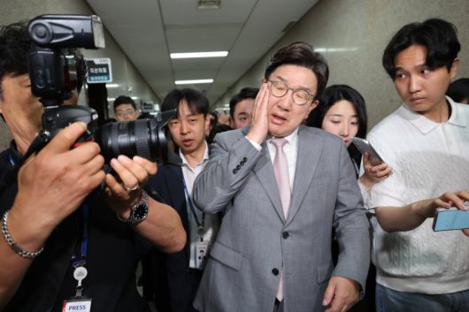 국민의힘 권성동 원내대표가 5일 서울 여의도 국회에서 국민의힘 비상대책위원장실을 나와 원내대표실로 향하던 중 취재진의 카메라에 얼굴을 부딪히자 손으로 볼을 만지고 있다. /사진=연합뉴스