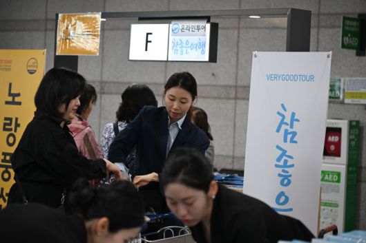 한국관광공사 세종충북지사 직원들이 5일 청주국제공항을 통해 입국하는 홍콩 관광객을 환대하고 있다. 한국관광공사 제공