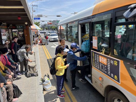 울산 시내버스 파업이 시작된 7일 언양5일장 앞 버스정류장에서 한참을 기다린 노인들이 막 도착한 마을버스에 탑승하고 있다. 사진=최수상 기자