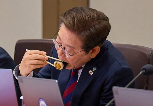 이재명 대통령이 5일 서울 용산구 대통령실 청사에서 열린 국무회의 중 점심으로 김밥을 먹고 있다. (대통령실 제공. 재판매 및 DB 금지) 2025.6.5/뉴스1 ⓒ News1 박지혜 기자 /사진=뉴스1