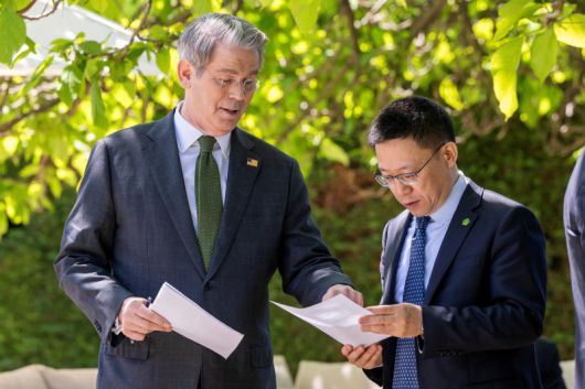 스콧 베선트(왼쪽) 미국 재무장관이 5월 11일(현지시간) 스위스 제네바에서 리아오민 중국 재정부 부부장과 대화하고 있다. 도널드 트럼프 미 대통령은 6일 베선트 장관이 이끄는 미 협상팀이 9일 영국 런던에서 중국 측과 무역협상을 재개한다고 밝혔다. 로이터 연합