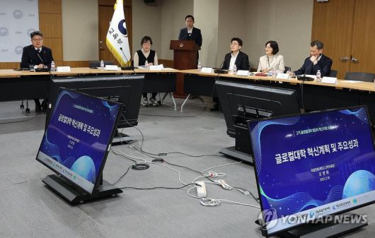 오석환 교육부 차관이 지난 3월 18일 정부세종청사 교육부 대회의실에서 열린 2025년 제3차 글로컬 대학 혁신지원 토론회에서 인사말을 하고 있다. 연합뉴스