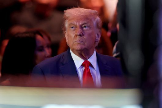 미국의 도널드 트럼프 대통령이 7일(현지시간) 미국 뉴저지주 뉴어크의 푸르덴셜 센터를 방문해 UFC 격투기 경기를 관람하고 있다.AFP연합뉴스