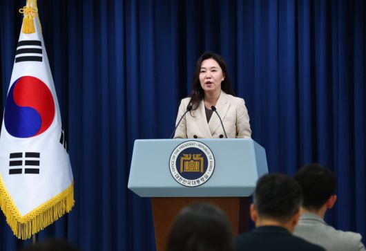 [서울=뉴시스] 최진석 기자 = 강유정 대변인이 8일 서울 용산 대통령실에서 브리핑룸 정비 관련 브리핑을 하고 있다. 2025.06.08. myjs@newsis.com <저작권자ⓒ 공감언론 뉴시스통신사. 무단전재-재배포 금지.> /사진=뉴시스화상