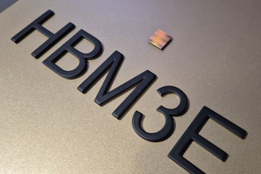 올해 1월 미국 네바다주 라스베이거스 컨벤션센터(LVCC)에서 열린 SK 부스에 전시된 5세대 고대역폭메모리(HBM3E) 16단의 모습. 뉴스1