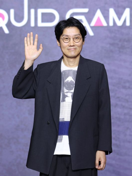 황동혁 감독이 9일 서울 용산구 서울드래곤시티에서 열린 넷플릭스 시리즈 '오징어 게임' 시즌3 제작발표회에서 포즈를 취하고 있다. '오징어 게임' 시즌3은 자신만의 목적을 품고 다시 참가한 게임에서 가장 친한 친구를 잃고 만 ‘기훈’과, 정체를 숨긴 채 게임에 숨어들었던 프론트맨, 그리고 그 잔인한 게임 속에서 살아남은 참가자들의 마지막 운명을 그린 이야기?다. 2025.6.9/뉴스1 /사진=뉴스1화상