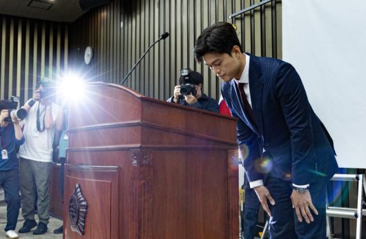 김용태 국민의힘 비상대책위원장이 9일 오후 서울 여의도 국회에서 열린 의원총회에서 발언을 마친 후 인사하고 있다. 사진=뉴스1