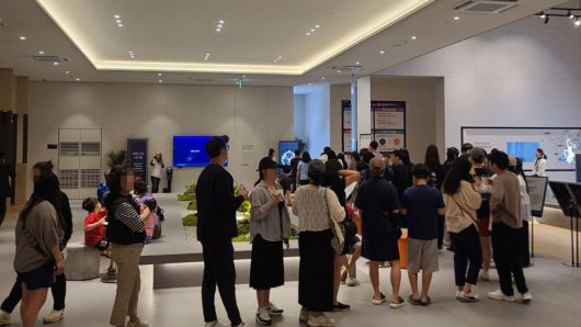 오산 세교 아테라 견본주택 방문객들이 줄을 지어 내부를 관람하고 있다. 금호건설 제공