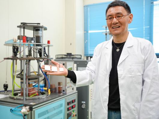 KERI 박수동 박사가 '열전발전 기준 소자 3종'을 들고 포즈를 취하고 있다. KERI 제공