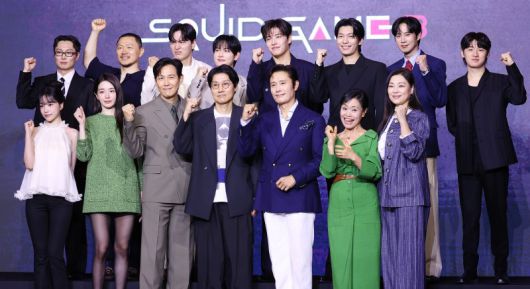 9일 서울 용산구 드래곤시티 호텔에서 열린 넷플릭스 글로벌 흥행작 '오징어 게임' 시즌3 제작발표회에서 감독 및 출연 배우들이 포즈를 취하고 있다. 연합뉴스