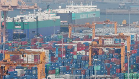 경기 평택시 포승읍 평택항 수출 야적장에 컨테이너들이 쌓여있다. 뉴스1