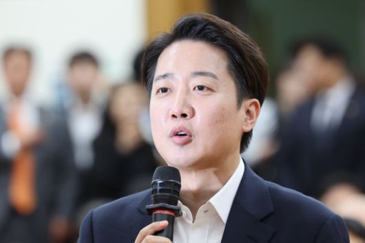 [서울=뉴시스] 권창회 기자 = 이준석 개혁신당 대선후보가 3일 서울 여의도 국회 의원회관에 마련된 제21대 대통령선거 개표상황실을 방문해 입장을 밝히고 있다. 2025.06.03. kch0523@newsis.com /사진=뉴시스