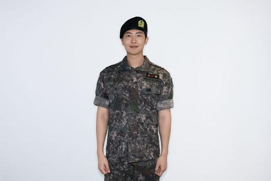 방탄소년단 뷔, RM 전역 사진. 하이브 제공