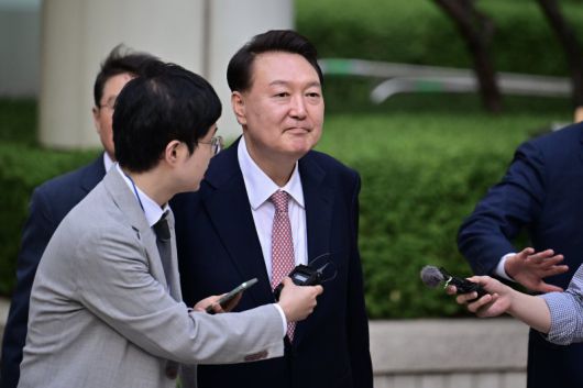 윤석열 전 대통령이 9일 오후 서울 서초구 중앙지방법원에서 열린 내란 우두머리 혐의, 직권남용 권리행사방해 혐의 사건 6차 공판을 마친 후 취재진의 질문을 받으며 법원을 나서고 있다./사진=뉴스1