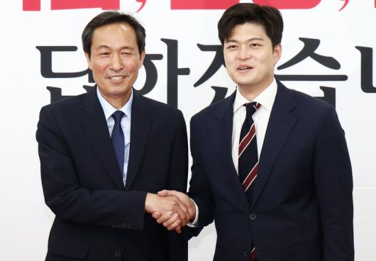 김용태 국민의힘 비상대책위원장이 10일 서울 여의도 국회에서 우상호 정무수석을 접견하고 있다. 뉴스1