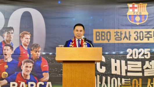 윤홍근 제너시스 BBQ 그룹 회장이 10일 서울 소공동 롯데호텔에서 FC바르셀로나 아시아투어 서울 매치 경기에 대해 설명하고 있다. BBQ 제공