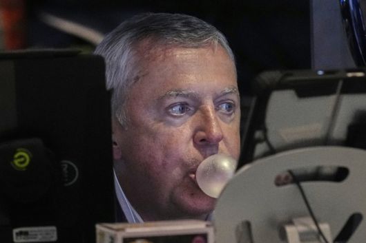 뉴욕 증시가 9일(현지시간) 영국 런던에서 열린 미국과 중국 간 무역협상 결과를 기다리며 혼조세로 마감했다. 이날 테슬라는 4.6% 급등해 이틀째 올랐다. AP 뉴시스