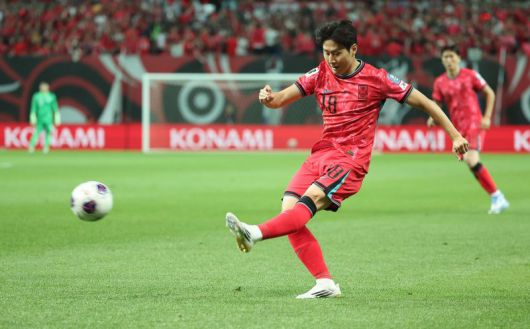 10일 서울월드컵경기장에서 열린 2026 북중미 월드컵 아시아 3차 예선 최종전 한국과 쿠웨이트의 경기. 한국 이강인이 슛을 시도하고 있다.뉴스1