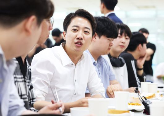 이준석 개혁신당 대선 후보가 2일 경기 시흥시 정왕동 한국공학대학교에서 열린 '학식먹자 이준석' 행사에서 재학생들과 대화를 통해 자신의 미래비전을 밝히고 있다. /사진=연합뉴스