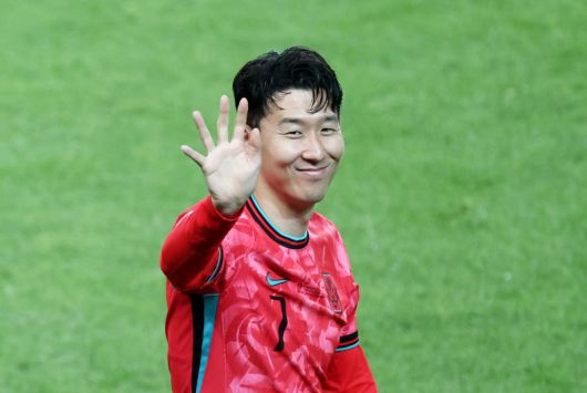 지난 10일 오후 서울 마포구 상암동 서울월드컵경기장에서 열린 2026 FIFA 북중미 월드컵 아시아 3차 예선 B조 10차전 대한민국과 쿠웨이트의 경기에서 오현규가 후반 팀의 세 번째 골을 넣은 뒤 환호하고 있다. 왼쪽은 두번째 골의 주인공 이강인. 뉴스1