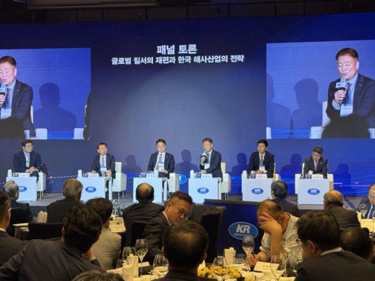 11일 서울시 종로구 소재 포시즌스호텔 서울에서 열린 한국선급 창립 65주년 기념식에서 남창섭 해양수산부 해사산업기술과장, 허주송 한국해양진흥공사 프로젝트금융부장, 김민강 HMM 상무, 성창경 HD현대중공업 상무, 김연태 KR 부사장(왼쪽부터)이 토론을 하고 있다. 사진 강구귀 기자