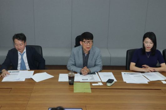 지난 9일 서울 서초구 대한변리사회에서 열린 좌담에서 이강민 대한변리사회 부회장(왼쪽부터), 정차호 성균관대 로스쿨 교수, 심수진 에이비엘바이오 IP팀장(변리사)이 국내 IP경쟁력 제고를 위한 의견을 제시하고 있다. 대한변리사회제공