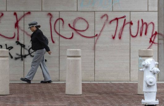 LA의 연방 정부 건물 벽에 트럼프 대통령을 비난하는 낙서가 그려져 있다. AP연합뉴스