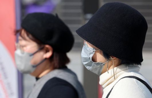 서울과 수도권에 미세먼지 비상저감조치가 발령된 11일 서울 종로구 광화문광장에서 마스크를 쓴 관광객들이 걸어가고 있다. 2025.03.11. /사진=뉴시스