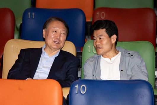 윤석열 전 대통령이 21일 오전 서울 중구 메가박스 동대문점에서 다큐멘터리 영화 ‘부정선거, 신의 작품인가’를 관람하기 앞서 전한길씨와 대화하고 있다. /사진=뉴시스