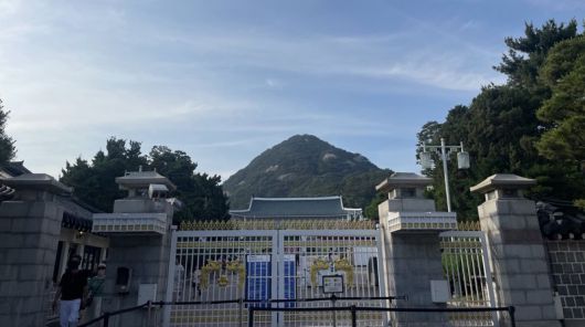 지난 3일 제21대 대통령선거에서 당선한 이재명 대통령이 청와대로 복귀하겠다는 공약을 실행에 옮길 시간이 얼마 남지 않으면서 사람들의 방문이 폭증했다. 오후 6시가 되면서 닫힌 철문. /사진=서윤경 기자