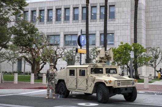 미국 캘리포니아 주방위군이 10일(현지시간) 캘리포니아주 샌타애나의 로널드 레이건 연방 빌딩과 법원 앞에 배치돼 경계 근무를 서고 있다. AP 연합