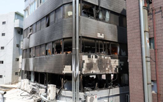 지난 3일 화재가 발생한 서울 중구 신당동의 한 봉제공장 건물이 검게 그을려 있다. /사진=뉴시스