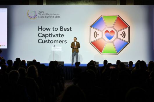 12일 정준호 롯데백화점 대표가 서울 소공동 롯데호텔 서울에서 열린 '제16회 IGDS 월드 백화점 서밋(WDSS)'에서 롯데백화점의 주요 전략을 소개하고 있다. 롯데백화점 제공