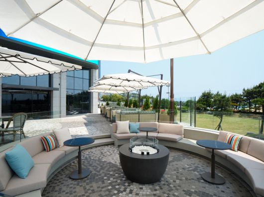 그랜드 조선 부산_라운지앤바 테라스292 전경. 그랜드 조선 부산 제공.