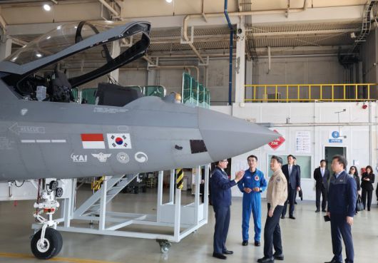 이주호 대통령 권한대행 부총리 겸 교육부 장관이 지난 5월 27일 경남 사천 한국항공우주산업(KAI)에서 한국형 전투기 KF-21 설명을 듣고 있다. /사진=뉴스1화상