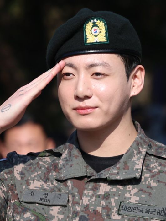 BTS 정국이 지난 11일 오전 경기도 연천군 연천공설운동장에서 군복무를 마친 뒤 전역 인사를 하고 있다. /사진=뉴스1