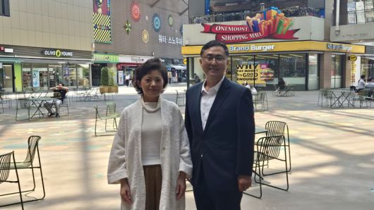 12일 6.3 대선이후 처음으로 중국 지린성 고위급 인사들이 대거 방한한 가운데 양안디 지린성 부성장(왼쪽)과 우수근 한중글로벌협회장이 오찬회동을 마치고 기념촬영을 하고 있다. 두 인사는 이날 회동에서 양국 민간분야 교류 및 확대 방안 등을 의논했다. 한중글로벌협회 제공