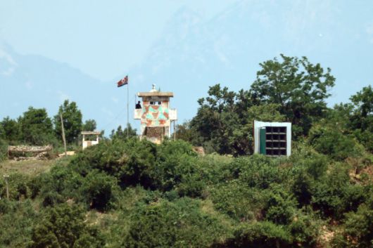 조용 12일 경기 파주시 자유로에서 바라본 북한 대남 방송 스피커 옆 초소에서 북한군이 경계 근무하고 있다. 이날 합동참모본부는 "오늘 북한의 대남 소음 방송이 청취된 지역은 없다"고 밝혔다. 연합뉴스