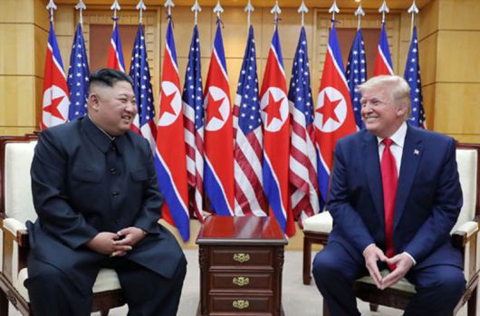 김정은 북한 국무위원장과 도널드 트럼프 미국 대통령이 지난 2019년 판문점 남측 지역에서 회담하는 모습. 노동신문/뉴시스