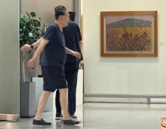 12일 반팔에 반바지 차림으로 서울 서초구 아크로비스타 상가를 찾은 윤석열 전 대통령. 한국일보 제공