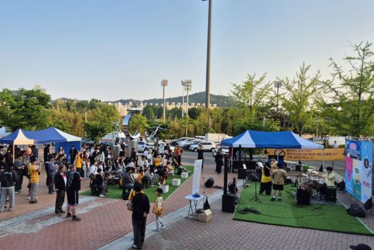 광주FC 홈경기가 열리는 날 광주월드컵경기장 남문게이트 앞에서 펼쳐지는 특별 문화이벤트 '스포츠 문화마실' 모습