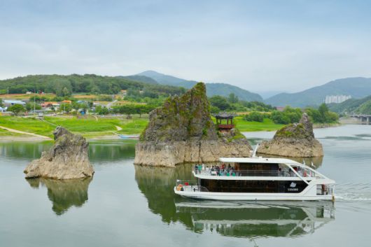 도담삼봉 유람선                                    도담삼봉을 배경으로 봄꽃이 피어있는 도담정원