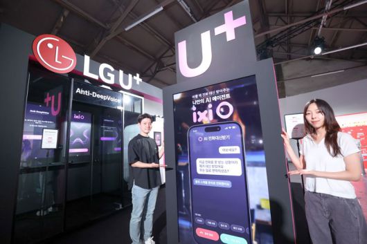 LG유플러스 임직원이 LG유플러스 체험존에서 익시오 AI 전화대신받기 기능을 소개하고 있다. LG유플러스 제공