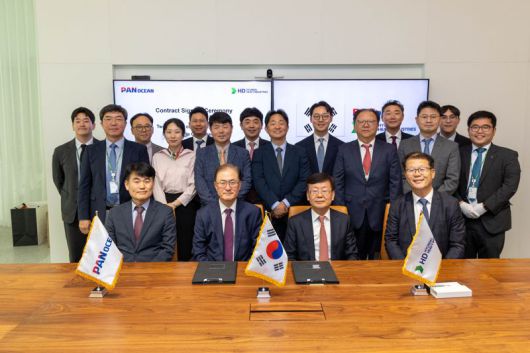 앞줄 왼쪽 두번째부터 팬오션 안중호 사장, HD현대중공업 박승용 사장. 팬오션 제공