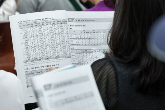 서울 성북구 강북종로학원에서 8일 열린 '6월 모평 토대 합격점수 예측 및 2026 수시·정시 지원전략 특집설명회'를 찾은 수험생 학부모들이 입시분석 자료를 살펴보고 있다. /뉴스1 ⓒ News1 민경석 기자 /사진=뉴스1